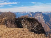 35 La dirupata cresta di vetta del Vaccareggio